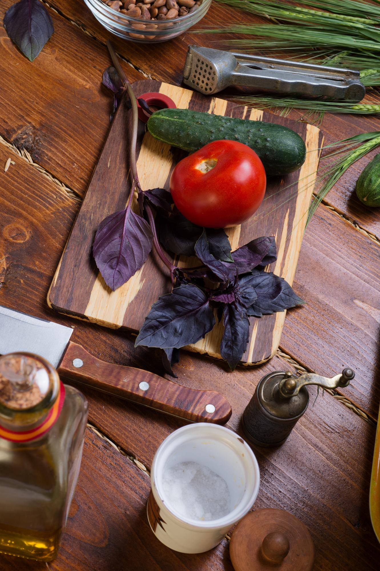 Tavolo da cucina con ingredienti locali e utensili